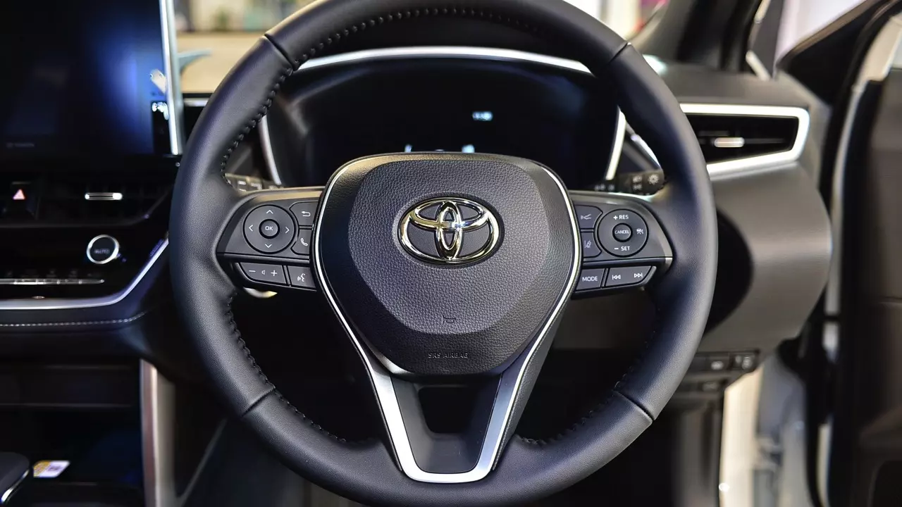 หน้าไม่บึ้ง ตัวตึงสายประหยัด ลองขับ TOYOTA COROLLA CROSS รุ่นปรับโฉม 2024 ของดีที่รอคอย