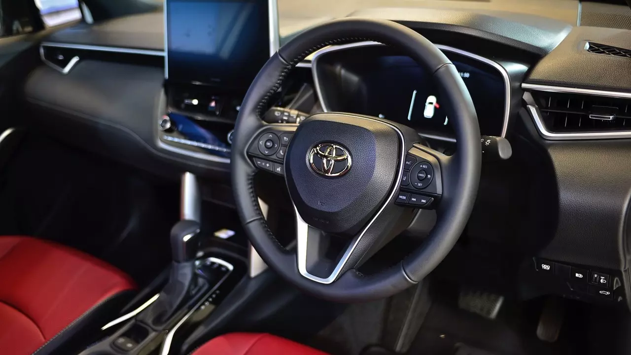 หน้าไม่บึ้ง ตัวตึงสายประหยัด ลองขับ TOYOTA COROLLA CROSS รุ่นปรับโฉม 2024 ของดีที่รอคอย