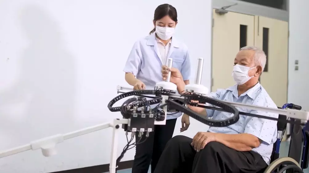 'Arm booster' นวัตกรรมเสริมพลังใจ กายภาพผู้ป่วยโรคหลอดเลือดสมอง