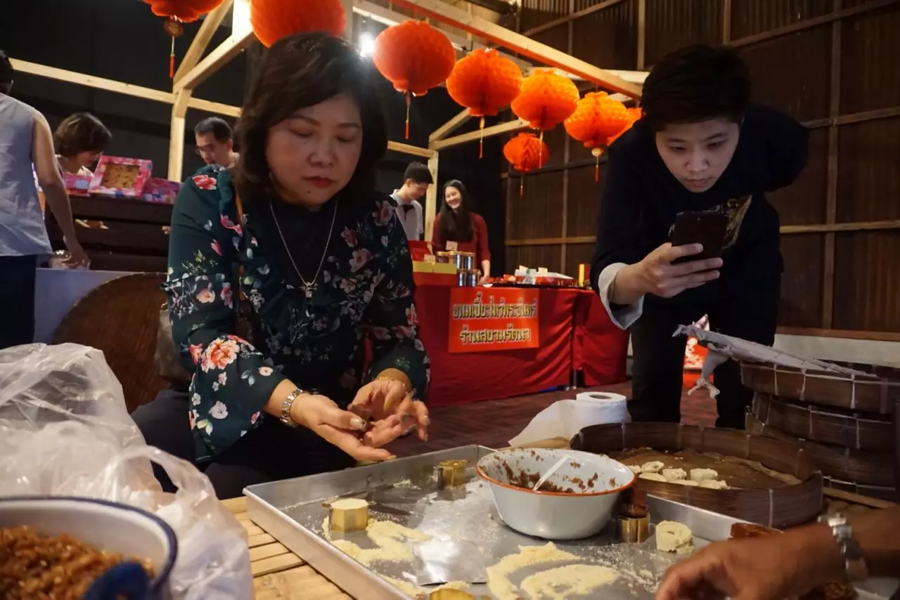 รีวิวเที่ยวแขวนโคมไหว้พระจันทร์ ล้ง 1919 ชิมขนมโบราณ 63 ปี