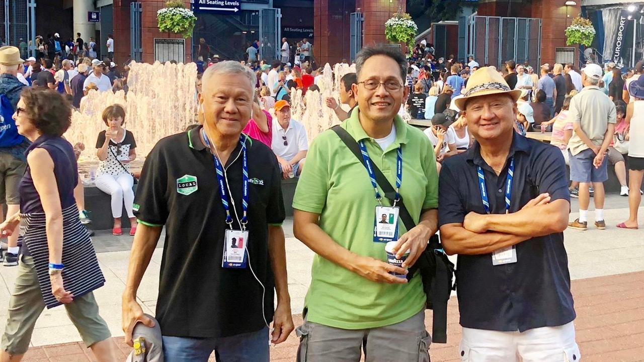 รายการใหญ่ - ไพโรจน์ ปักษาษิณ, สมศักดิ์ ลักษณผล และ พิสิษฐ์ จรูญศรีสวัสดิ์ ทีมผู้สื่อข่าวไทยรัฐประจำนครนิวยอร์ก สหรัฐฯ ถ่ายภาพร่วมกันขณะเข้าร่วมทำข่าวการแข่งขันเทนนิส “ยูเอส โอเพ่น 2018” ที่นครนิวยอร์ก.