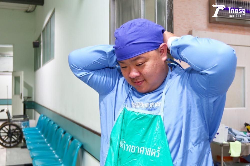 นายณัฐวุฒิ นริพทะพันธุ์ หรือ “เอ็ม” อายุ 30 ปี พนักงานรักษาศพ
