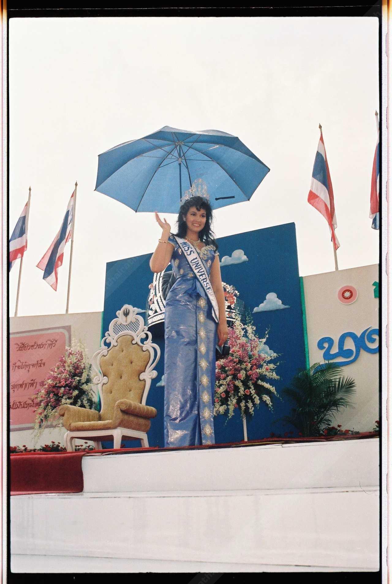 ก็ช่างเลือกเนอะ เลือกร่มสีเข้ากันกับชุดพี่ปุ๋ย