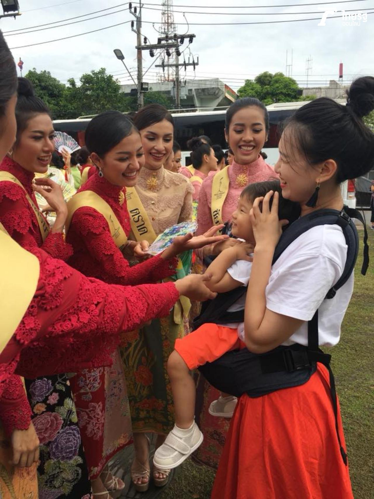ส่งยิ้มหวานให้พี่ๆ นางงามแล้ว