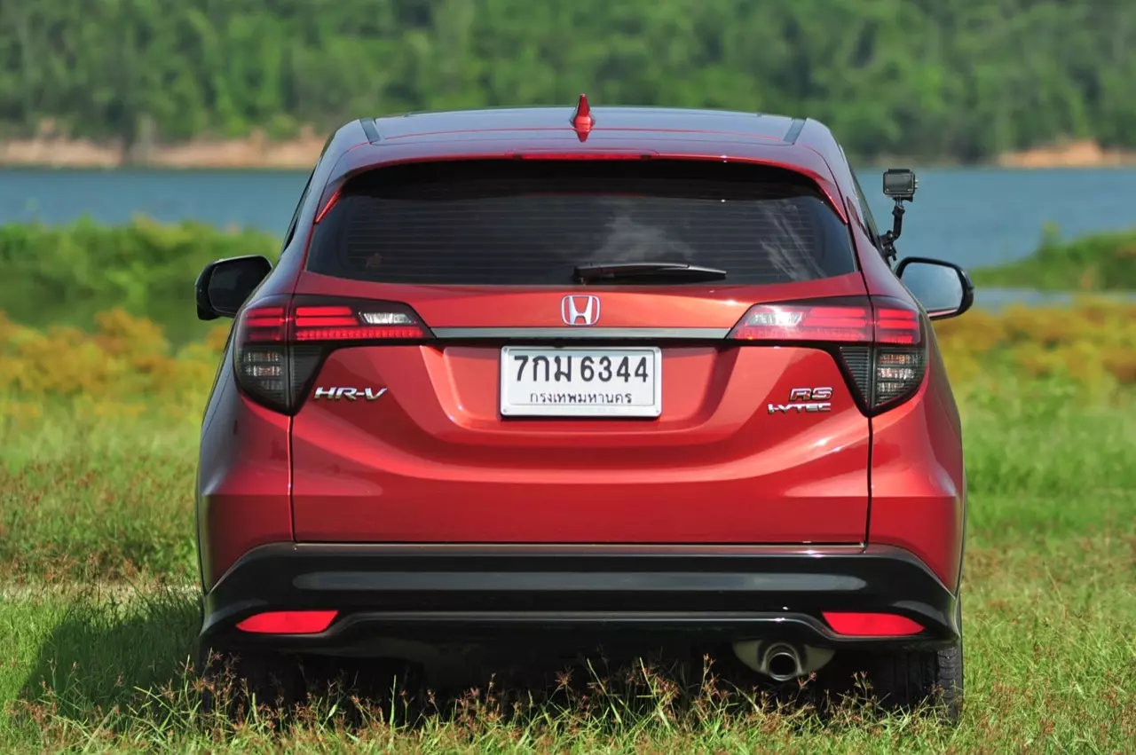 เปรียบมวย TOYOTA C-HR 1.8 MID ปะทะ HONDA HR-V 1.8 RS