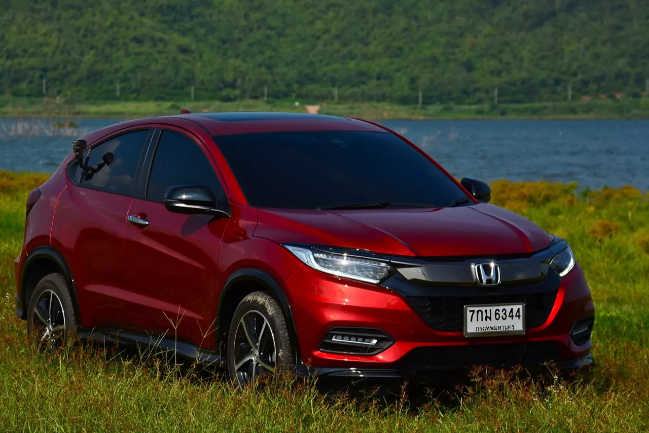 เปรียบมวย TOYOTA C-HR 1.8 MID ปะทะ HONDA HR-V 1.8 RS