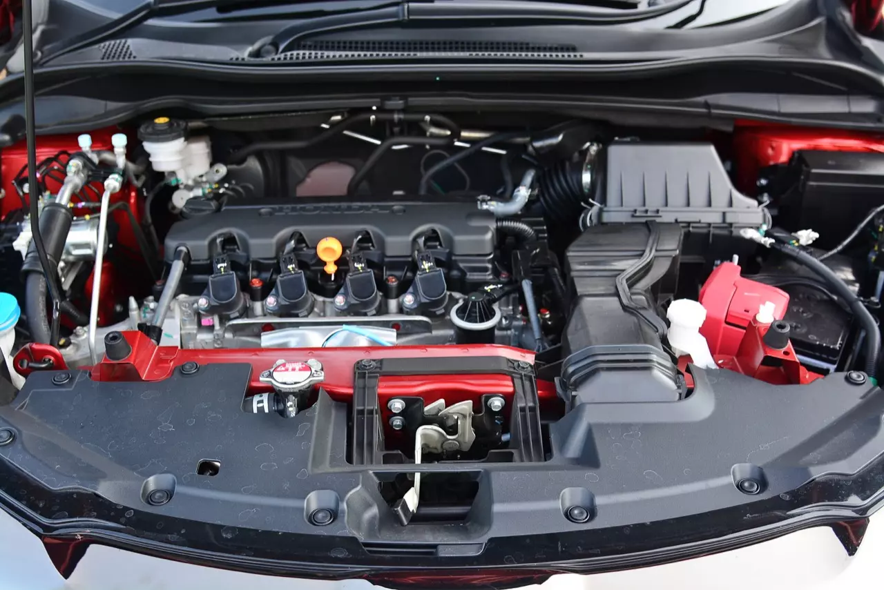 เปรียบมวย TOYOTA C-HR 1.8 MID ปะทะ HONDA HR-V 1.8 RS
