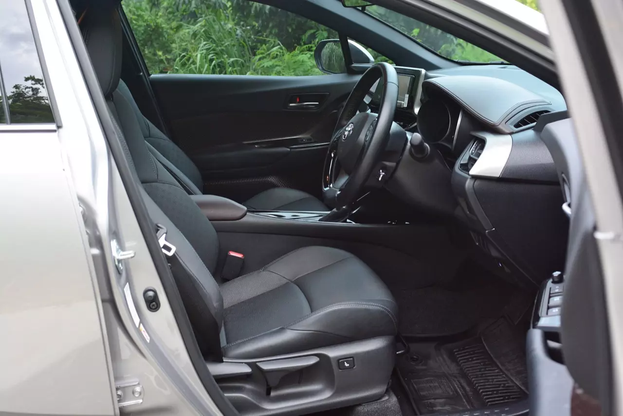 เปรียบมวย TOYOTA C-HR 1.8 MID ปะทะ HONDA HR-V 1.8 RS