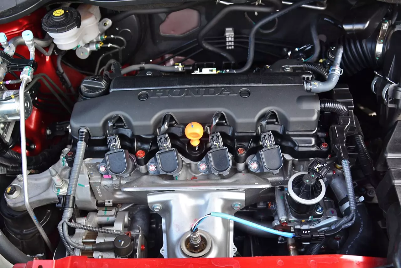 เปรียบมวย TOYOTA C-HR 1.8 MID ปะทะ HONDA HR-V 1.8 RS
