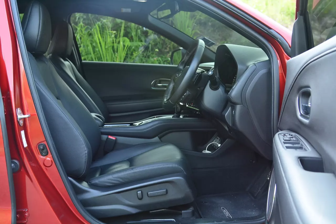 เปรียบมวย TOYOTA C-HR 1.8 MID ปะทะ HONDA HR-V 1.8 RS