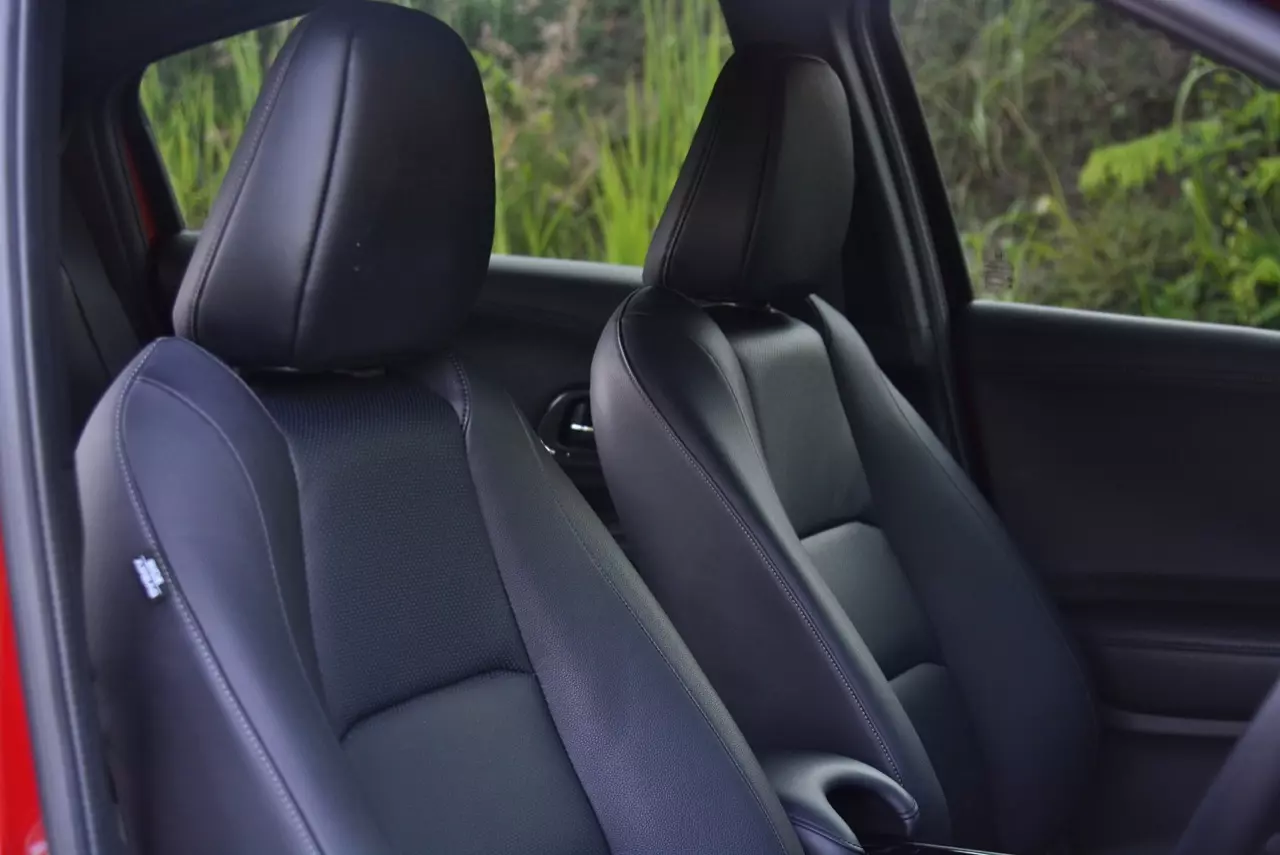 เปรียบมวย TOYOTA C-HR 1.8 MID ปะทะ HONDA HR-V 1.8 RS