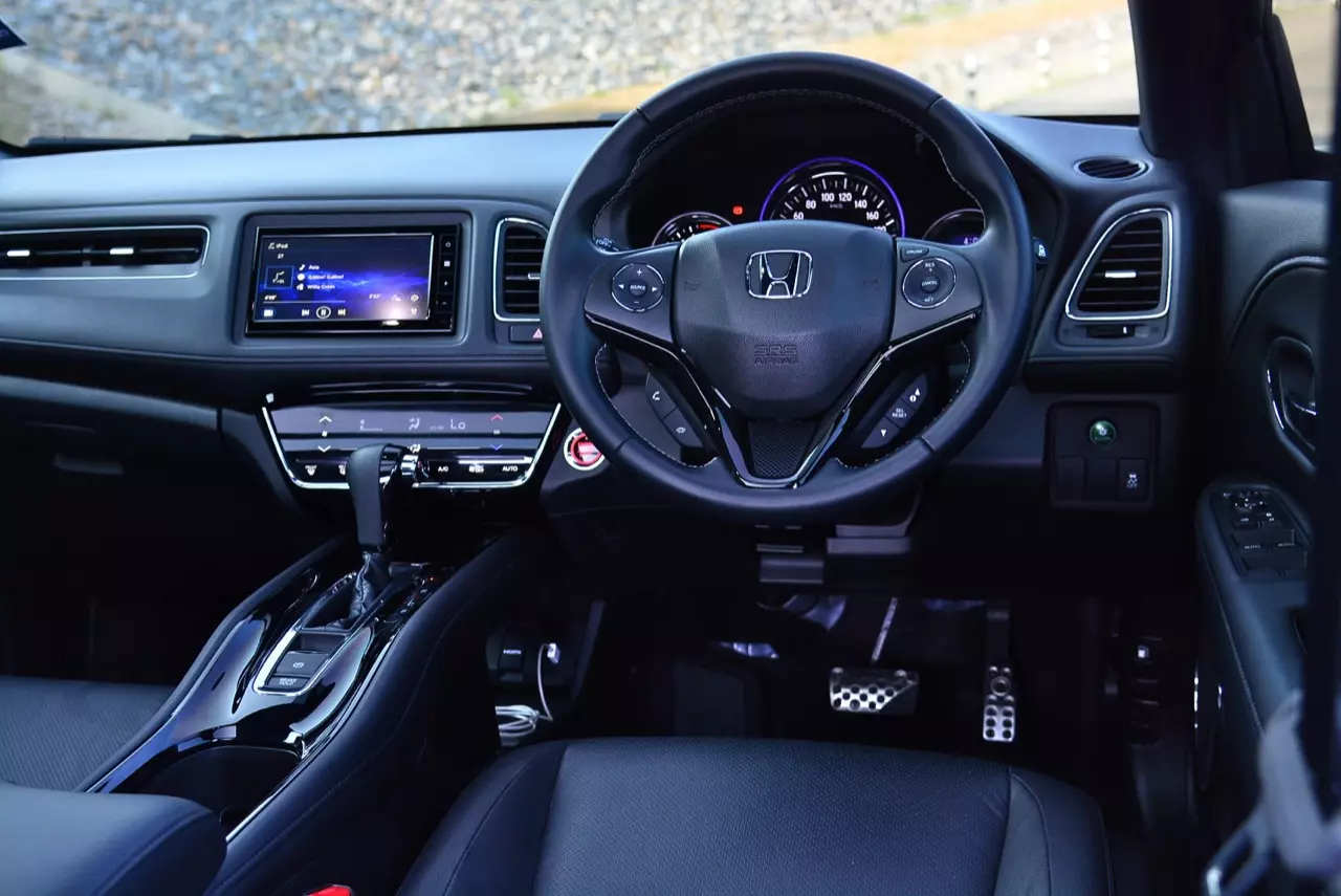 เปรียบมวย TOYOTA C-HR 1.8 MID ปะทะ HONDA HR-V 1.8 RS