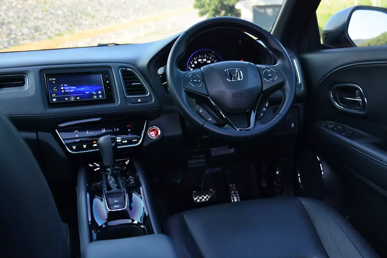 เปรียบมวย TOYOTA C-HR 1.8 MID ปะทะ HONDA HR-V 1.8 RS