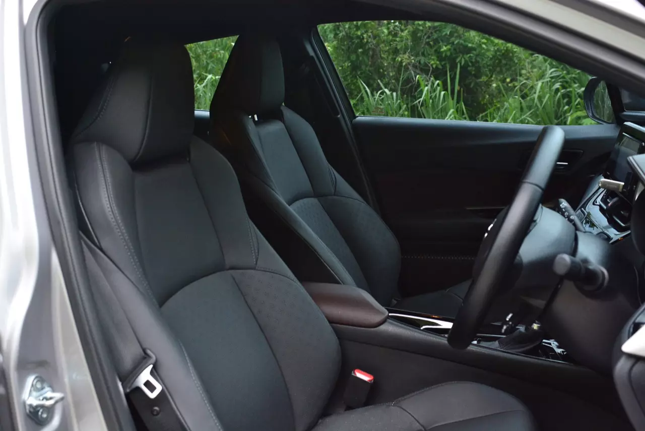 เปรียบมวย TOYOTA C-HR 1.8 MID ปะทะ HONDA HR-V 1.8 RS