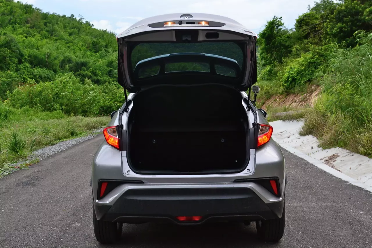 เปรียบมวย TOYOTA C-HR 1.8 MID ปะทะ HONDA HR-V 1.8 RS