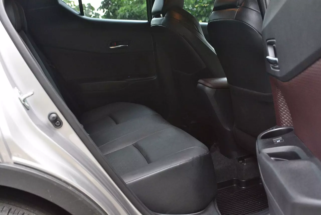 เปรียบมวย TOYOTA C-HR 1.8 MID ปะทะ HONDA HR-V 1.8 RS
