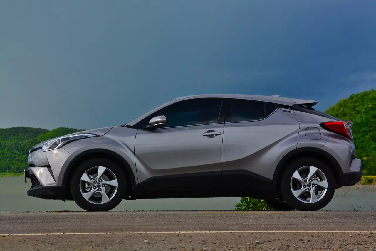 เปรียบมวย TOYOTA C-HR 1.8 MID ปะทะ HONDA HR-V 1.8 RS