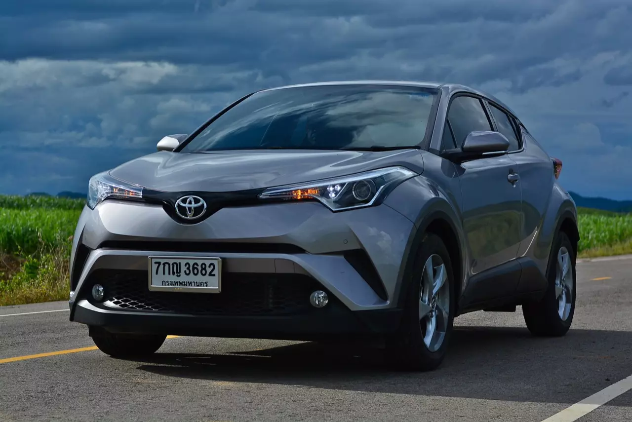 เปรียบมวย TOYOTA C-HR 1.8 MID ปะทะ HONDA HR-V 1.8 RS