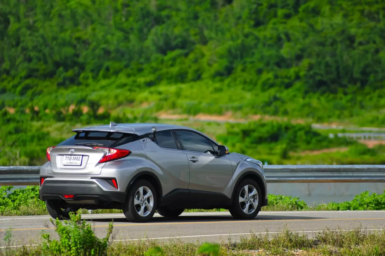เปรียบมวย TOYOTA C-HR 1.8 MID ปะทะ HONDA HR-V 1.8 RS
