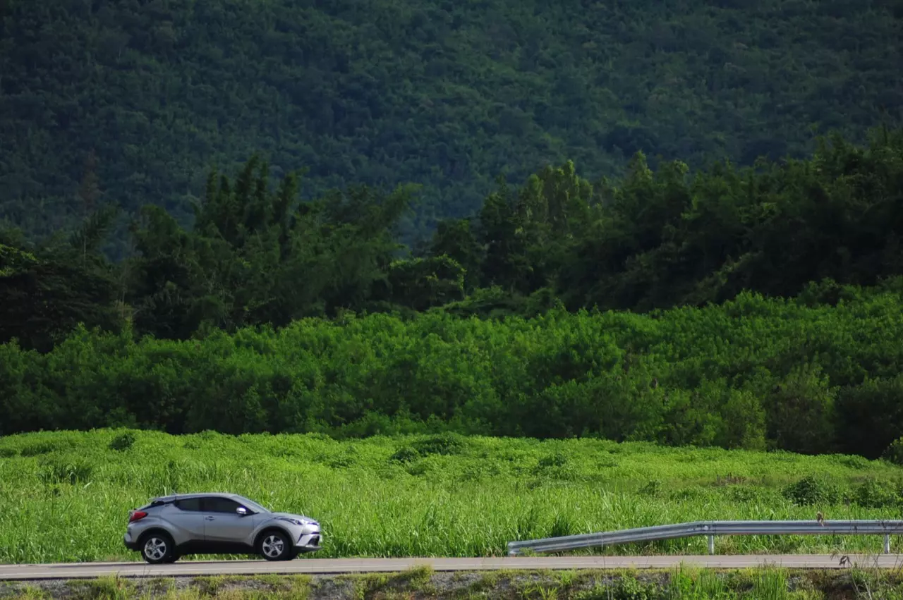 เปรียบมวย TOYOTA C-HR 1.8 MID ปะทะ HONDA HR-V 1.8 RS