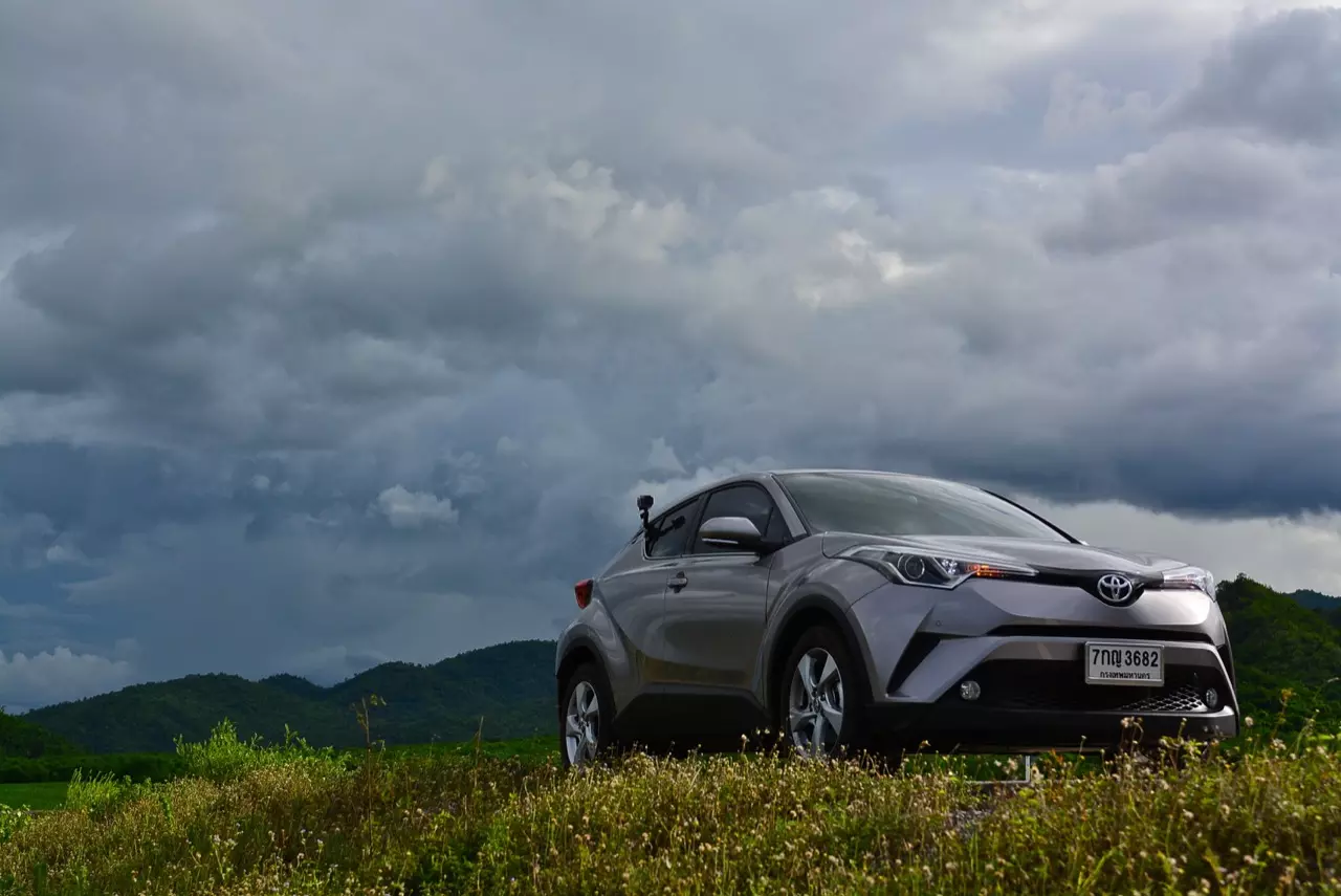 เปรียบมวย TOYOTA C-HR 1.8 MID ปะทะ HONDA HR-V 1.8 RS