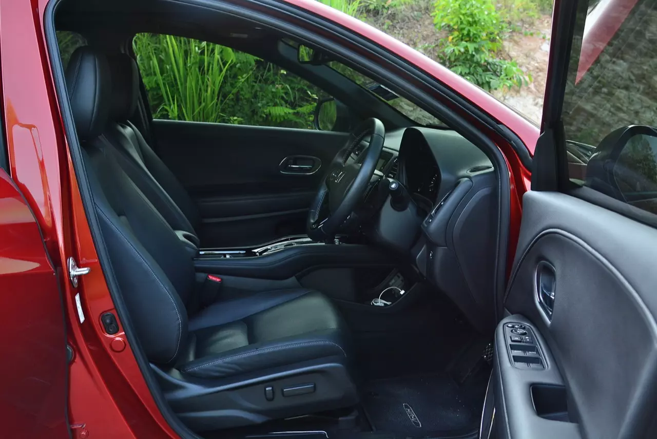 เปรียบมวย TOYOTA C-HR 1.8 MID ปะทะ HONDA HR-V 1.8 RS
