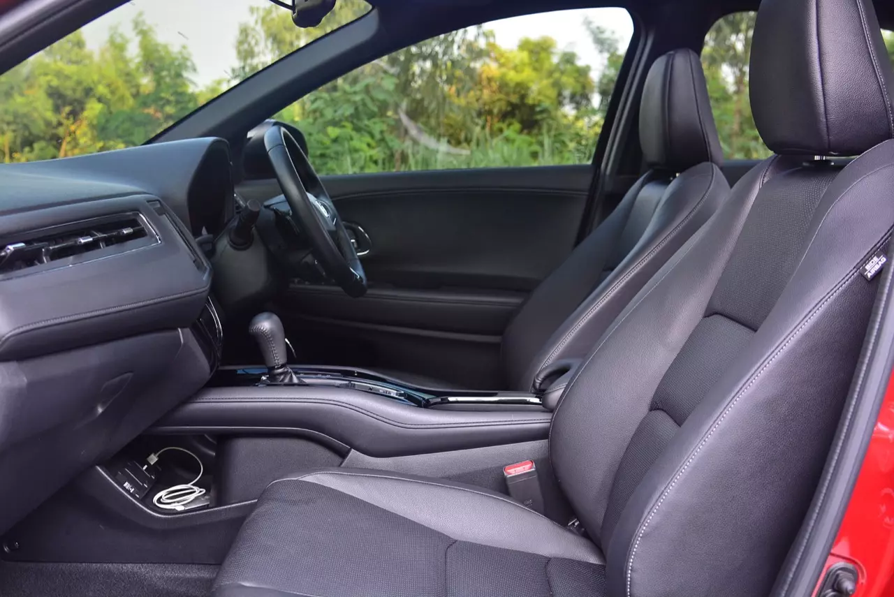 เปรียบมวย TOYOTA C-HR 1.8 MID ปะทะ HONDA HR-V 1.8 RS