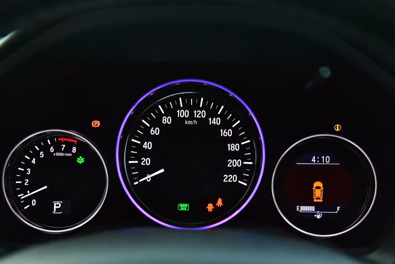 เปรียบมวย TOYOTA C-HR 1.8 MID ปะทะ HONDA HR-V 1.8 RS