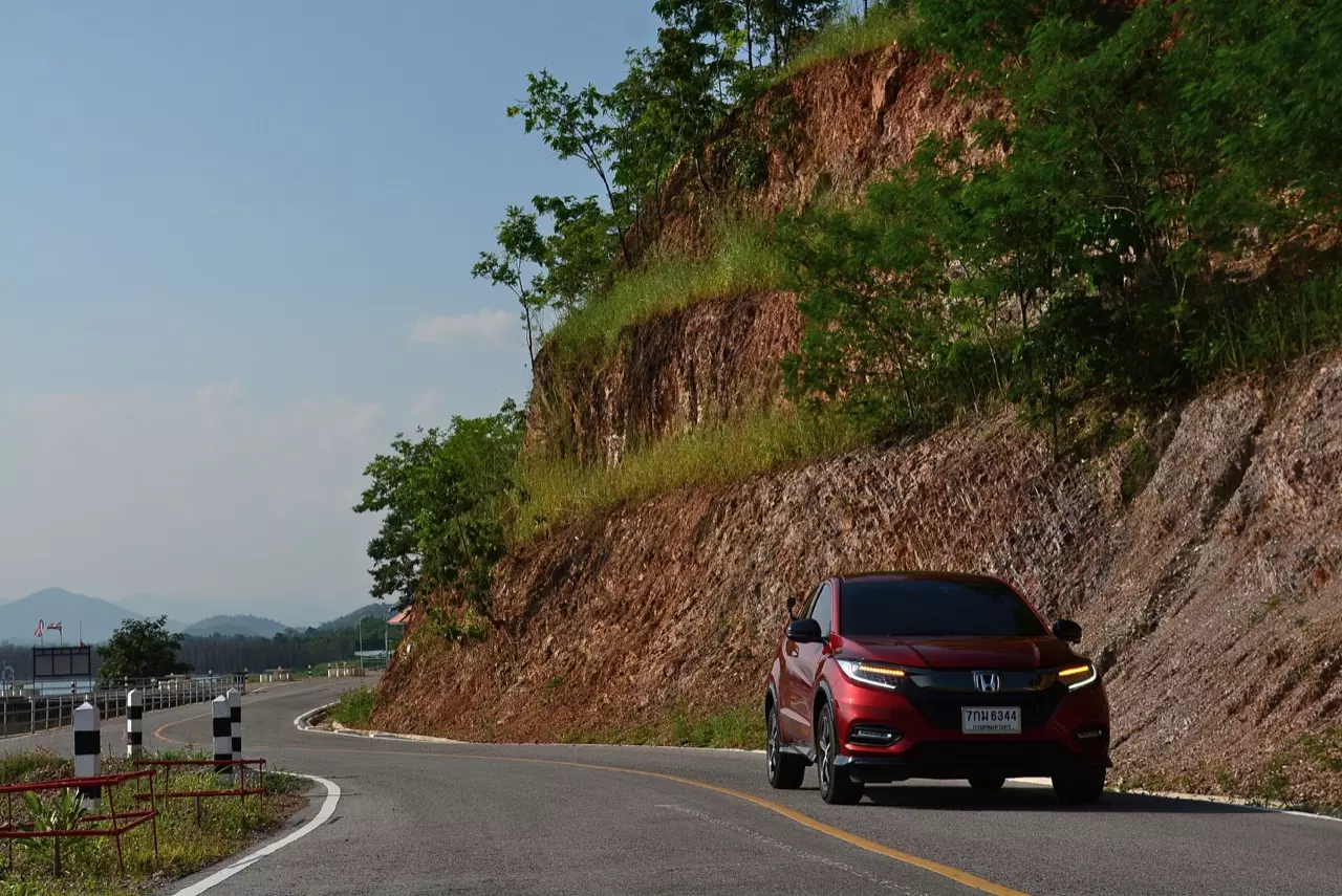 เปรียบมวย TOYOTA C-HR 1.8 MID ปะทะ HONDA HR-V 1.8 RS