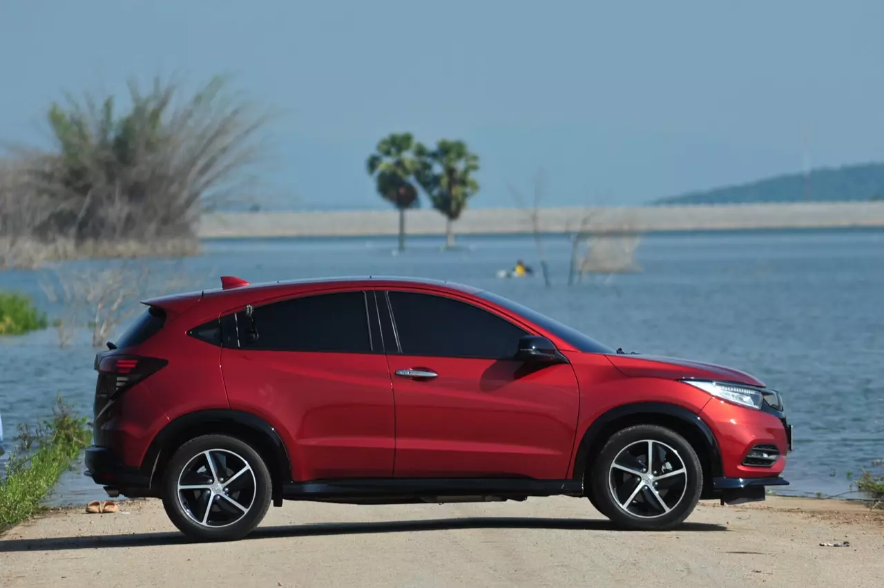 เปรียบมวย TOYOTA C-HR 1.8 MID ปะทะ HONDA HR-V 1.8 RS