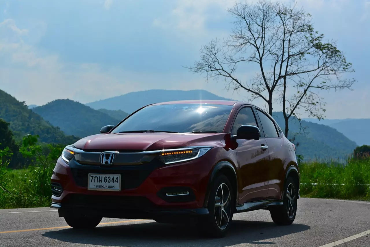 เปรียบมวย TOYOTA C-HR 1.8 MID ปะทะ HONDA HR-V 1.8 RS