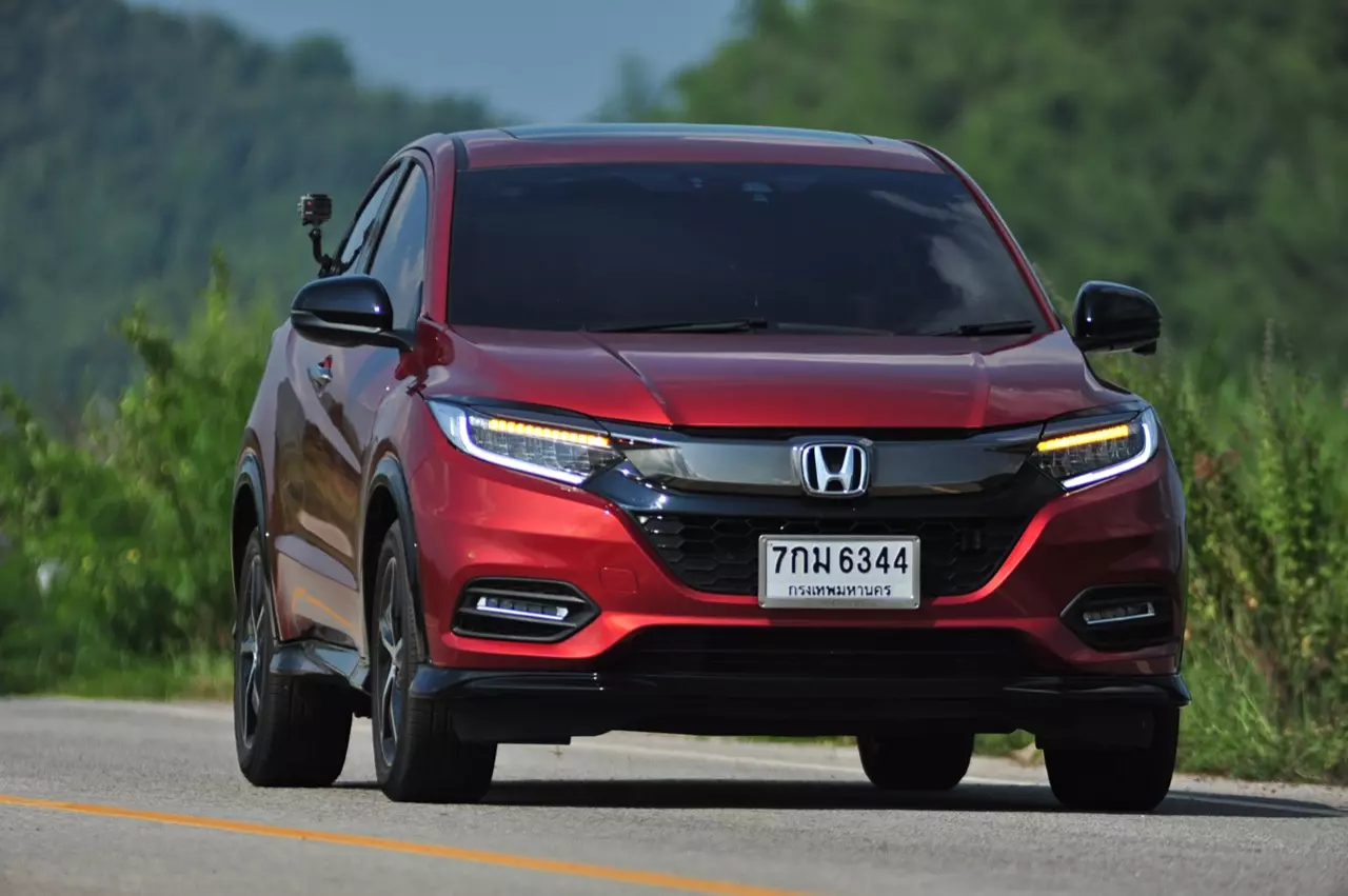 เปรียบมวย TOYOTA C-HR 1.8 MID ปะทะ HONDA HR-V 1.8 RS