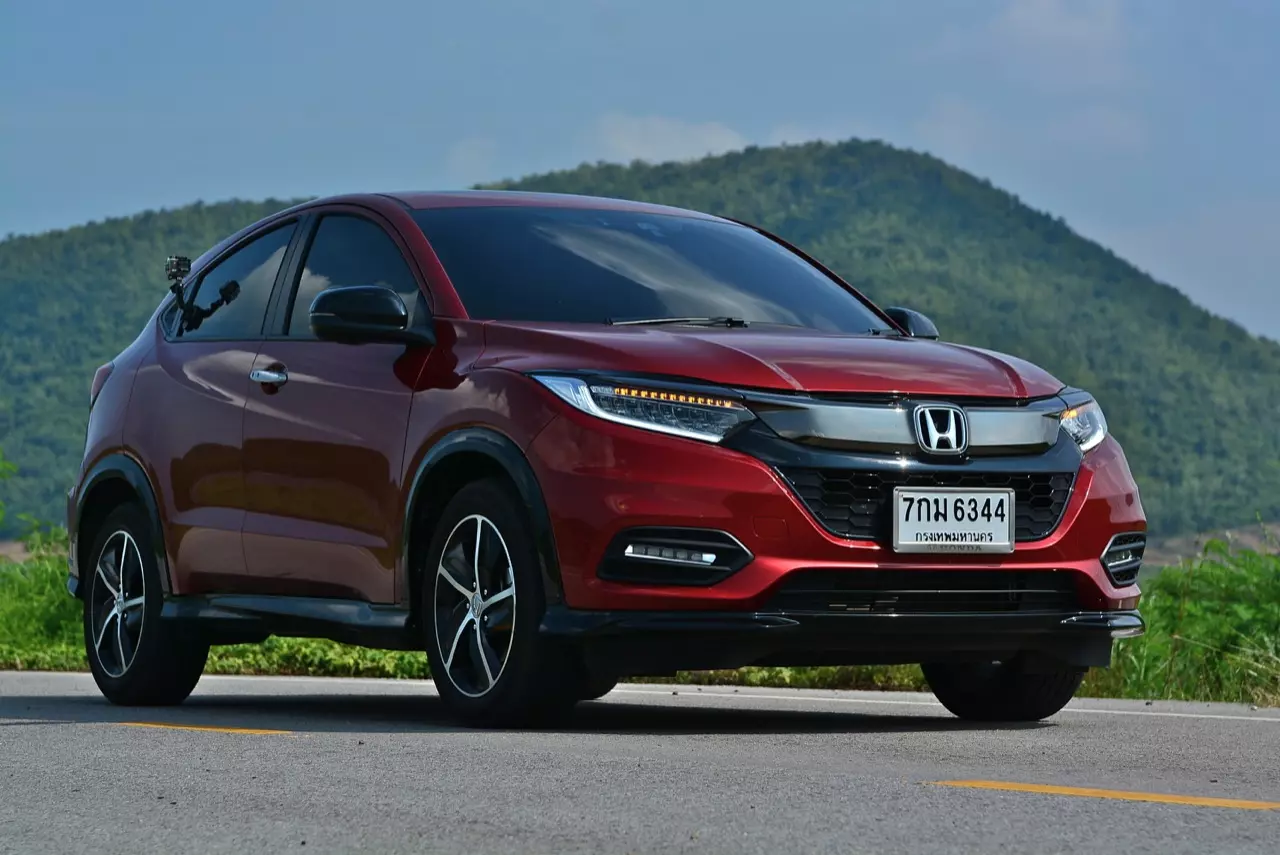เปรียบมวย TOYOTA C-HR 1.8 MID ปะทะ HONDA HR-V 1.8 RS