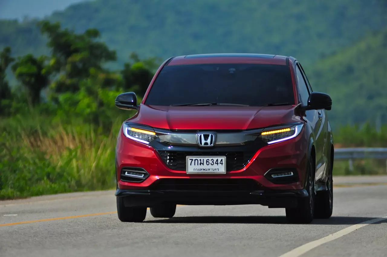 เปรียบมวย TOYOTA C-HR 1.8 MID ปะทะ HONDA HR-V 1.8 RS