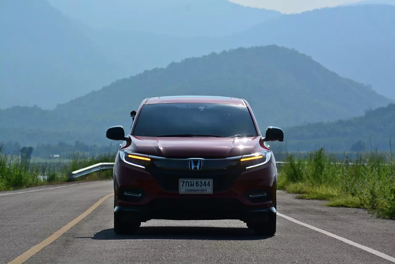 เปรียบมวย TOYOTA C-HR 1.8 MID ปะทะ HONDA HR-V 1.8 RS