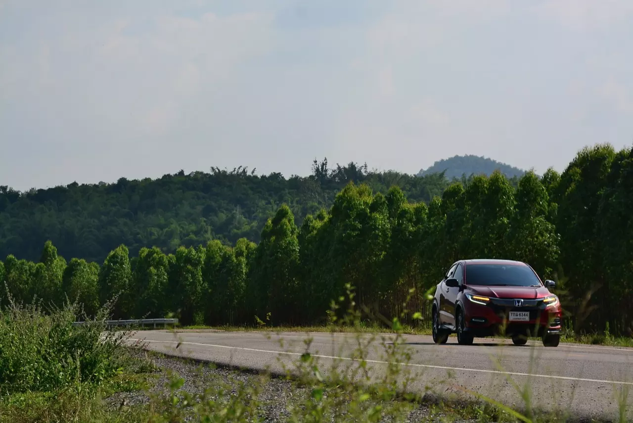 เปรียบมวย TOYOTA C-HR 1.8 MID ปะทะ HONDA HR-V 1.8 RS