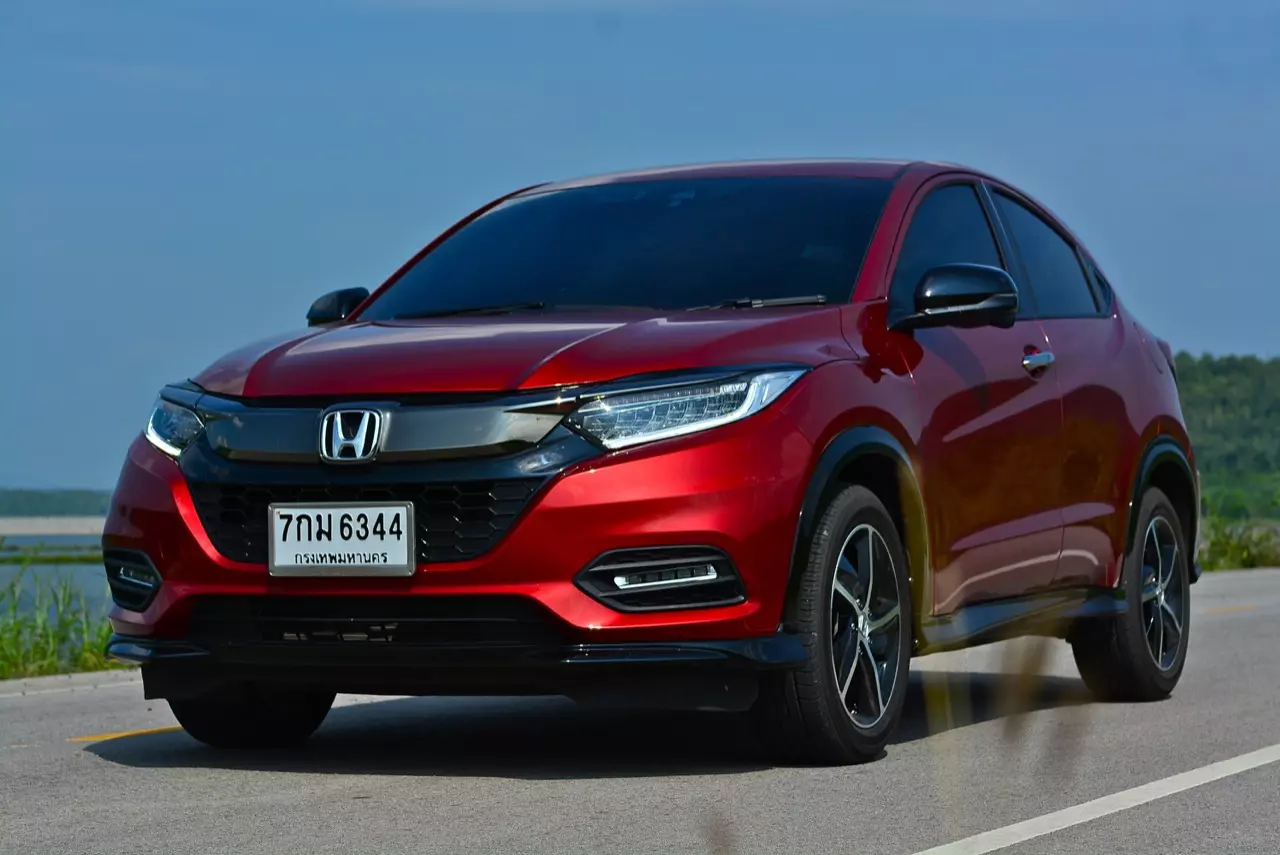 เปรียบมวย TOYOTA C-HR 1.8 MID ปะทะ HONDA HR-V 1.8 RS