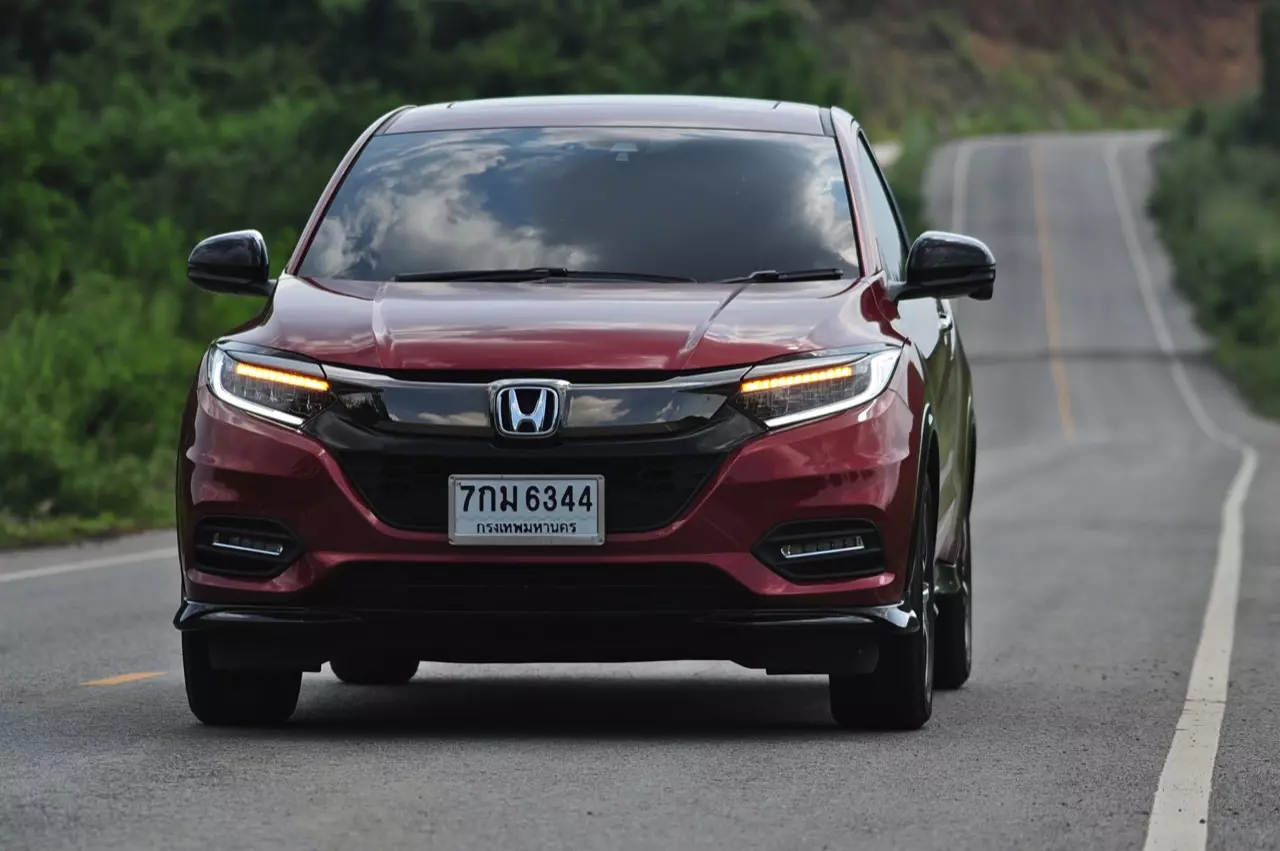 เปรียบมวย TOYOTA C-HR 1.8 MID ปะทะ HONDA HR-V 1.8 RS