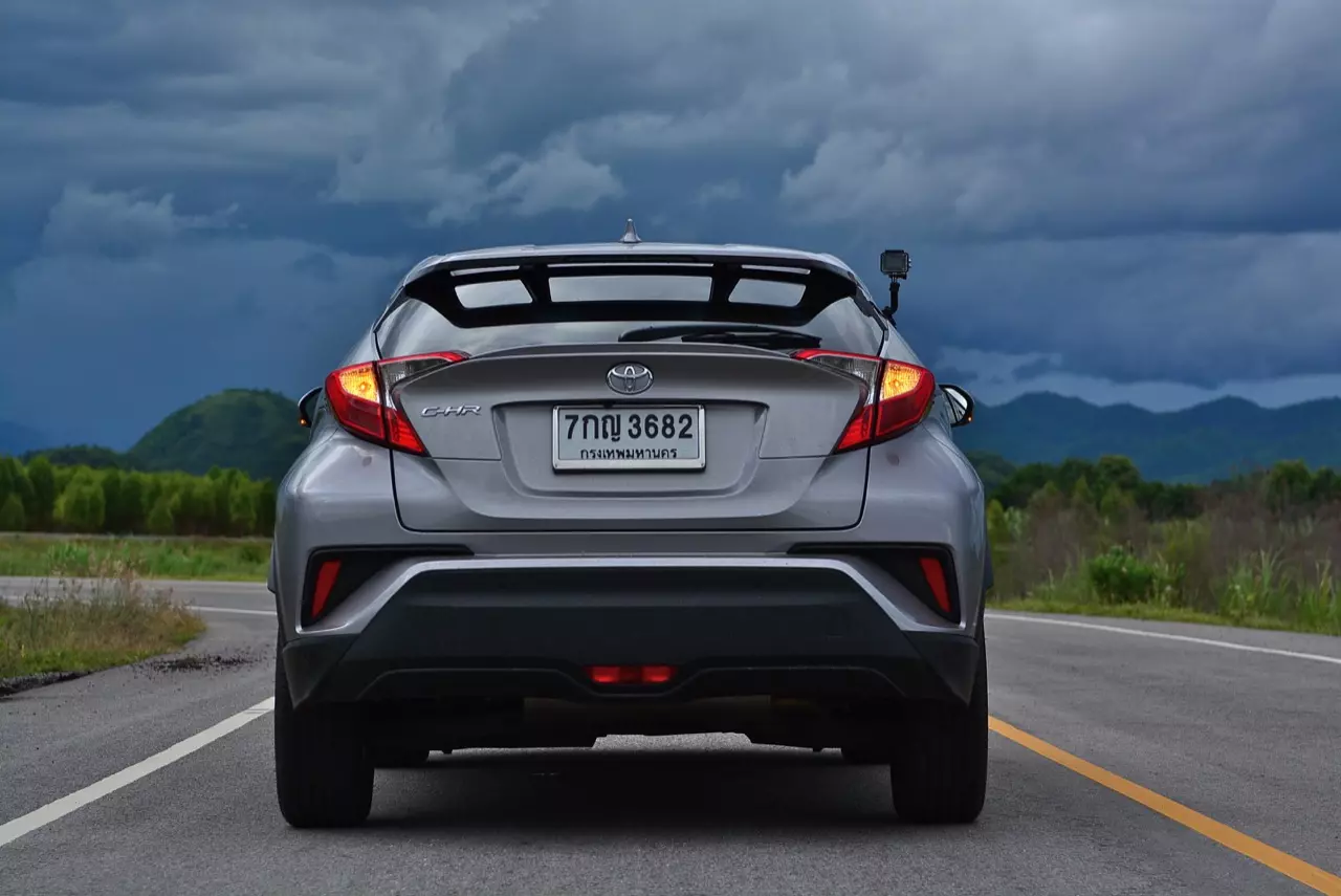 เปรียบมวย TOYOTA C-HR 1.8 MID ปะทะ HONDA HR-V 1.8 RS