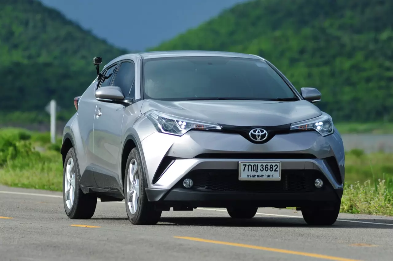 เปรียบมวย TOYOTA C-HR 1.8 MID ปะทะ HONDA HR-V 1.8 RS