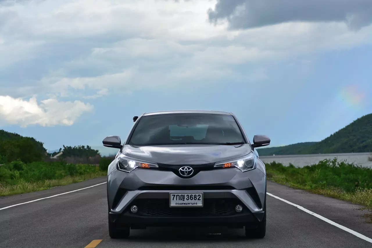 เปรียบมวย TOYOTA C-HR 1.8 MID ปะทะ HONDA HR-V 1.8 RS