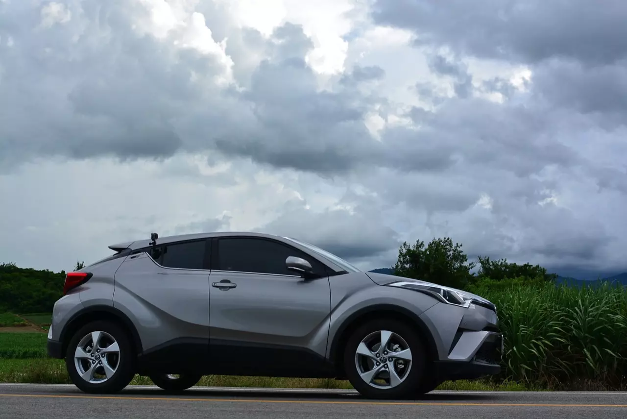 เปรียบมวย TOYOTA C-HR 1.8 MID ปะทะ HONDA HR-V 1.8 RS