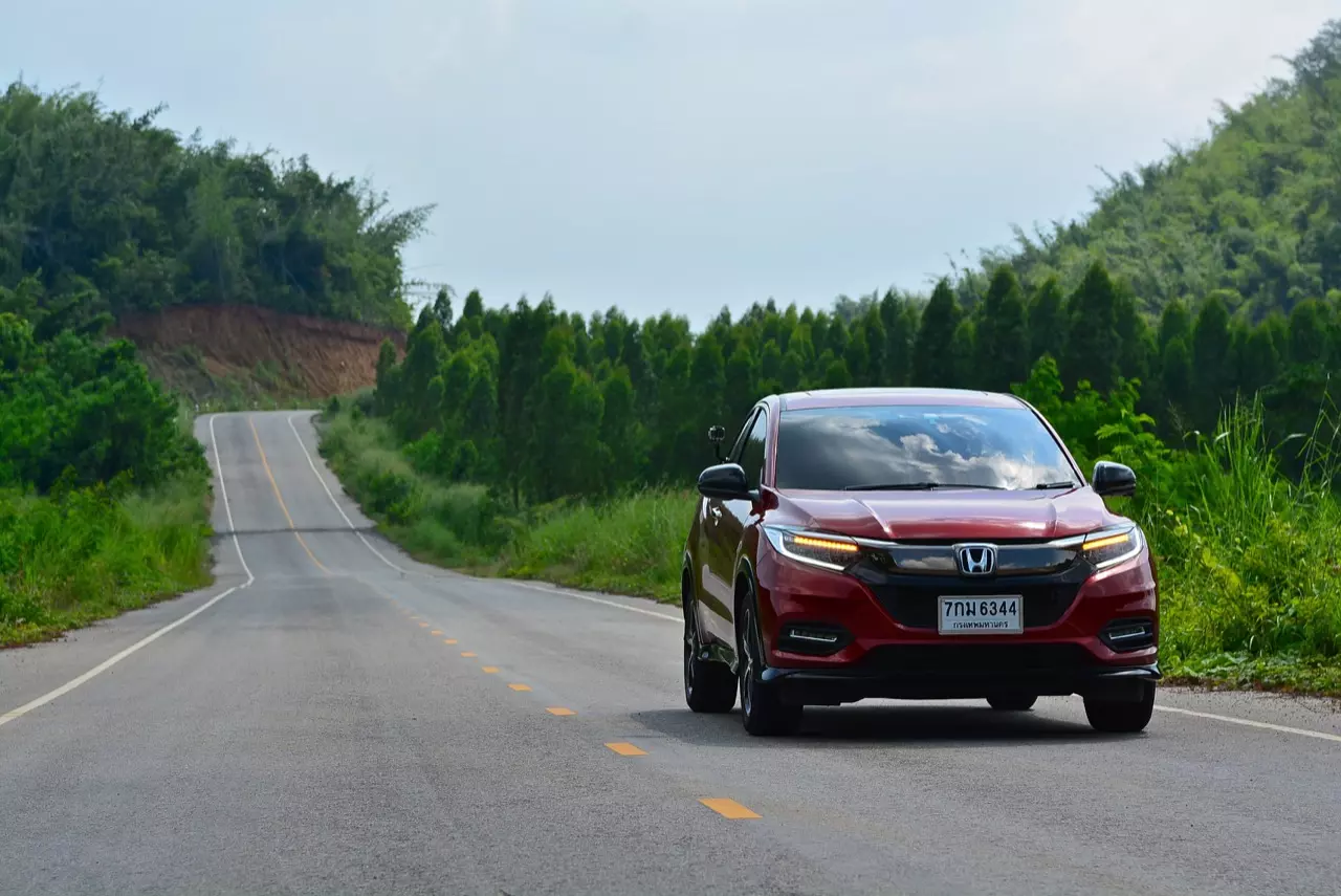 เปรียบมวย TOYOTA C-HR 1.8 MID ปะทะ HONDA HR-V 1.8 RS