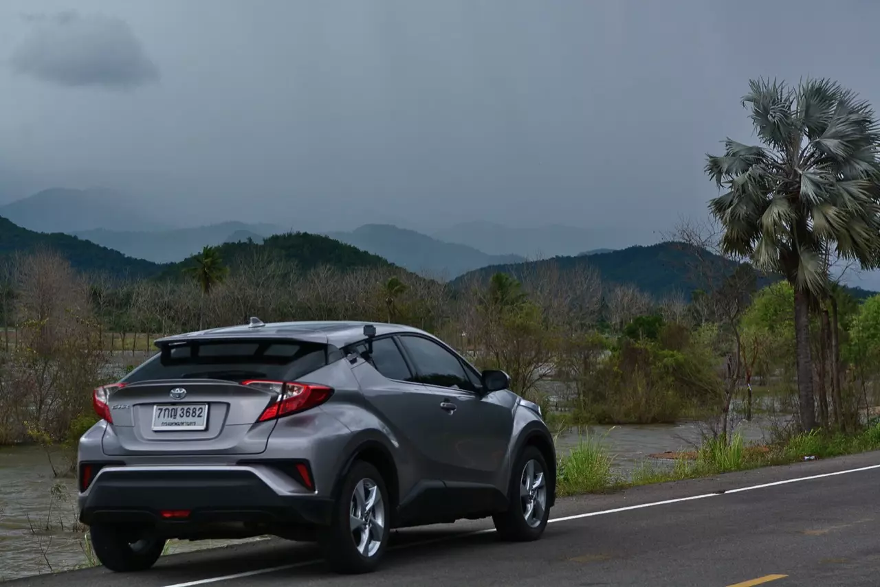 เปรียบมวย TOYOTA C-HR 1.8 MID ปะทะ HONDA HR-V 1.8 RS