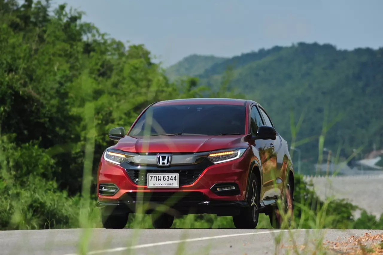 เปรียบมวย TOYOTA C-HR 1.8 MID ปะทะ HONDA HR-V 1.8 RS