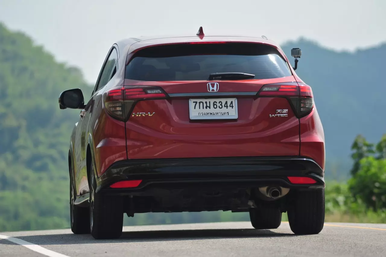 เปรียบมวย TOYOTA C-HR 1.8 MID ปะทะ HONDA HR-V 1.8 RS