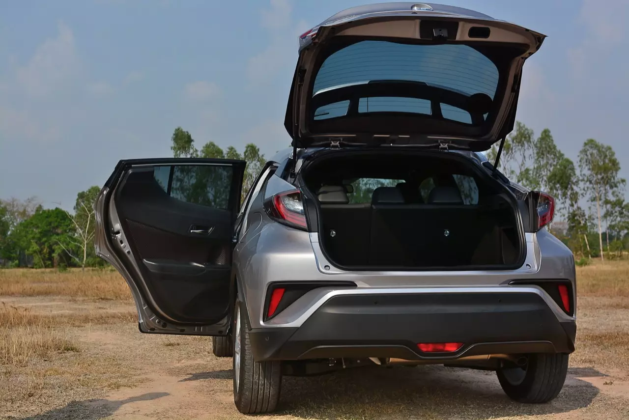 เปรียบมวย TOYOTA C-HR 1.8 MID ปะทะ HONDA HR-V 1.8 RS