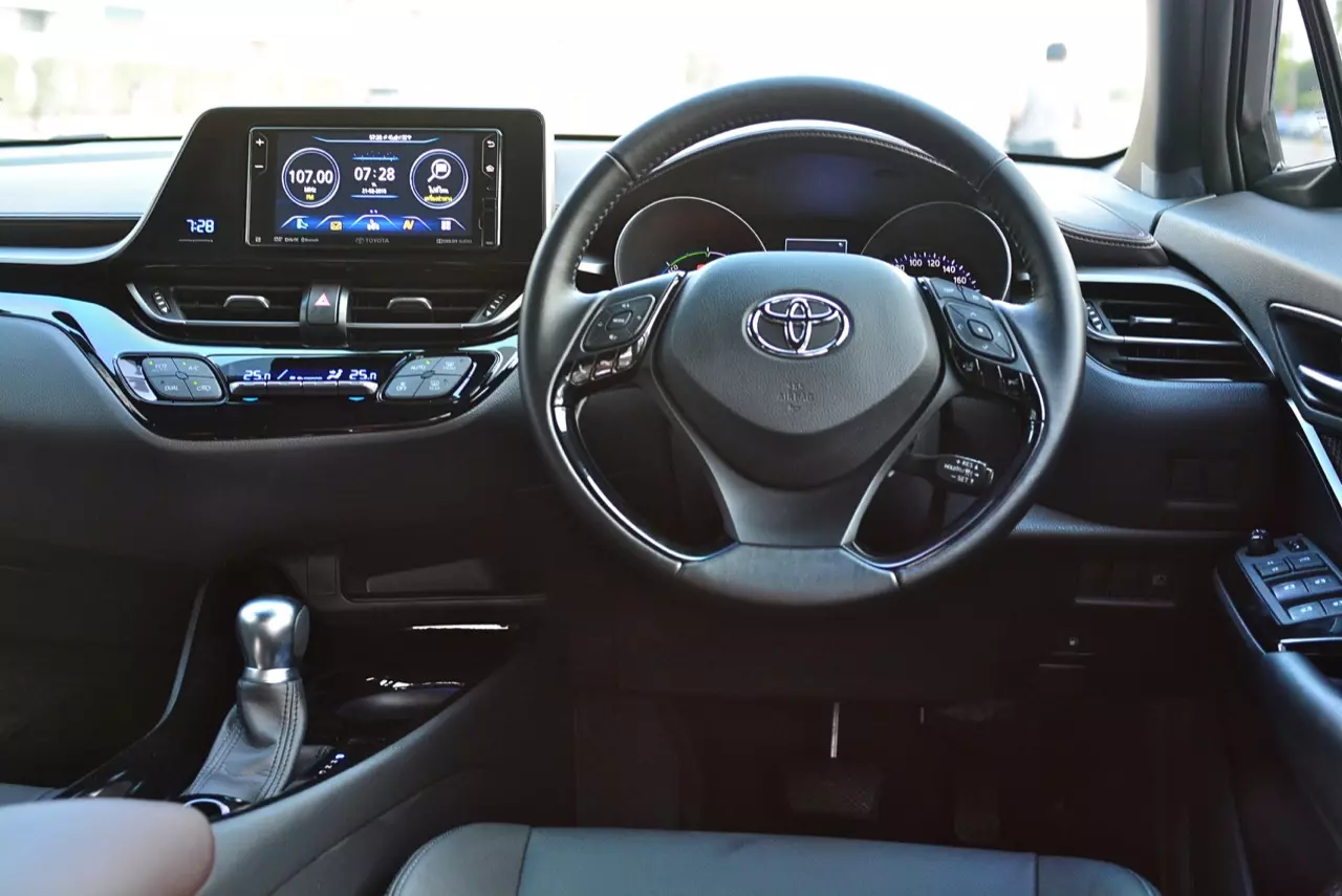 เปรียบมวย TOYOTA C-HR 1.8 MID ปะทะ HONDA HR-V 1.8 RS