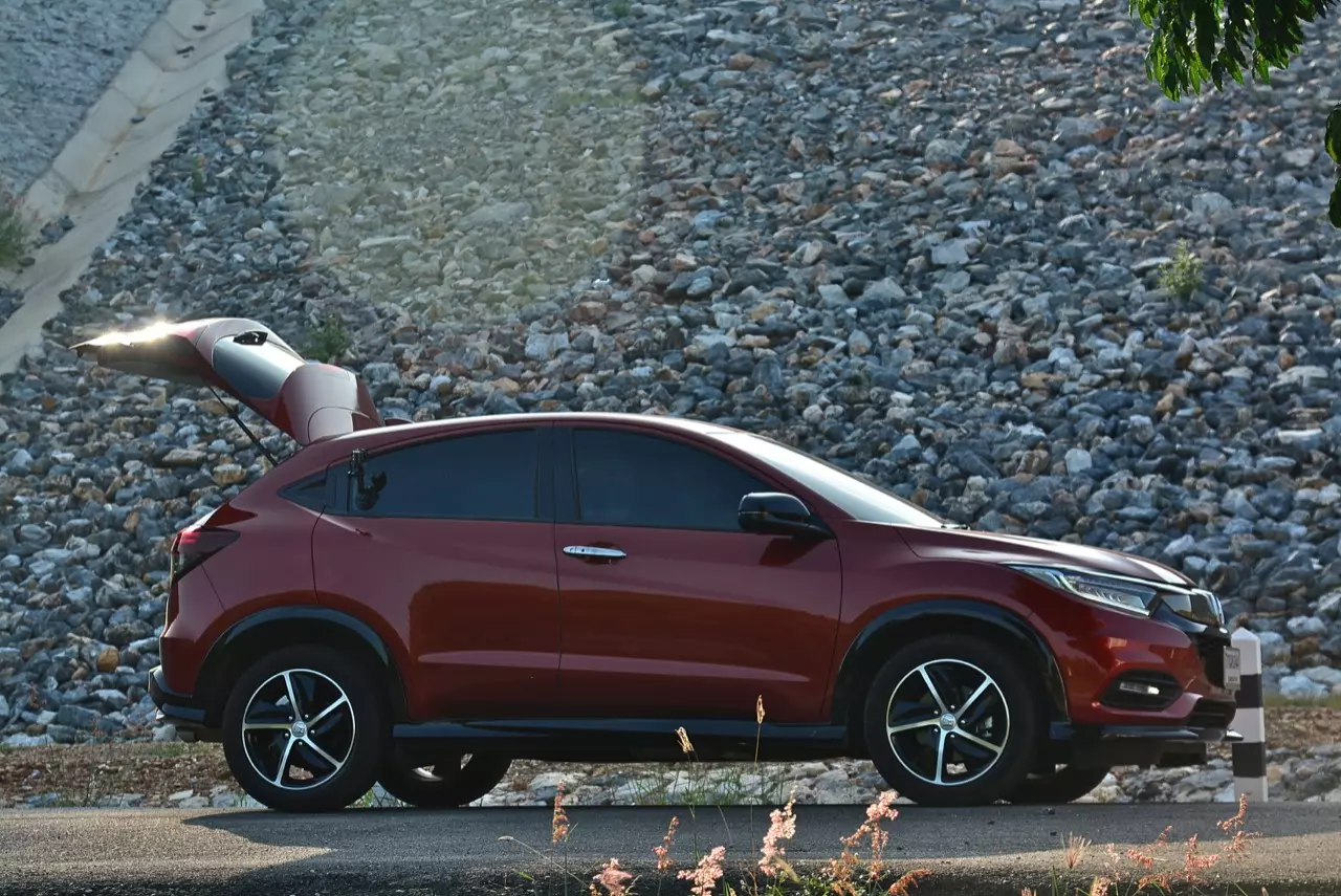 เปรียบมวย TOYOTA C-HR 1.8 MID ปะทะ HONDA HR-V 1.8 RS