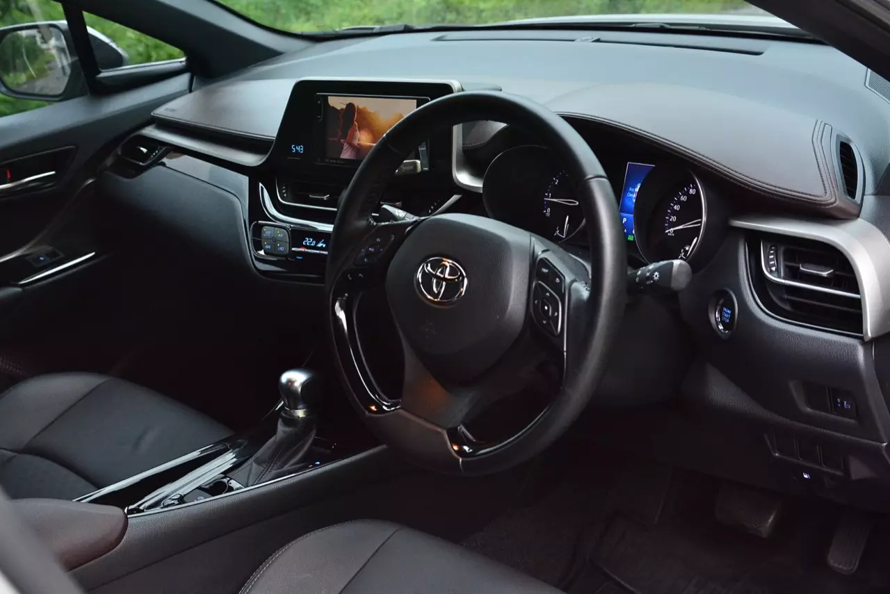 เปรียบมวย TOYOTA C-HR 1.8 MID ปะทะ HONDA HR-V 1.8 RS